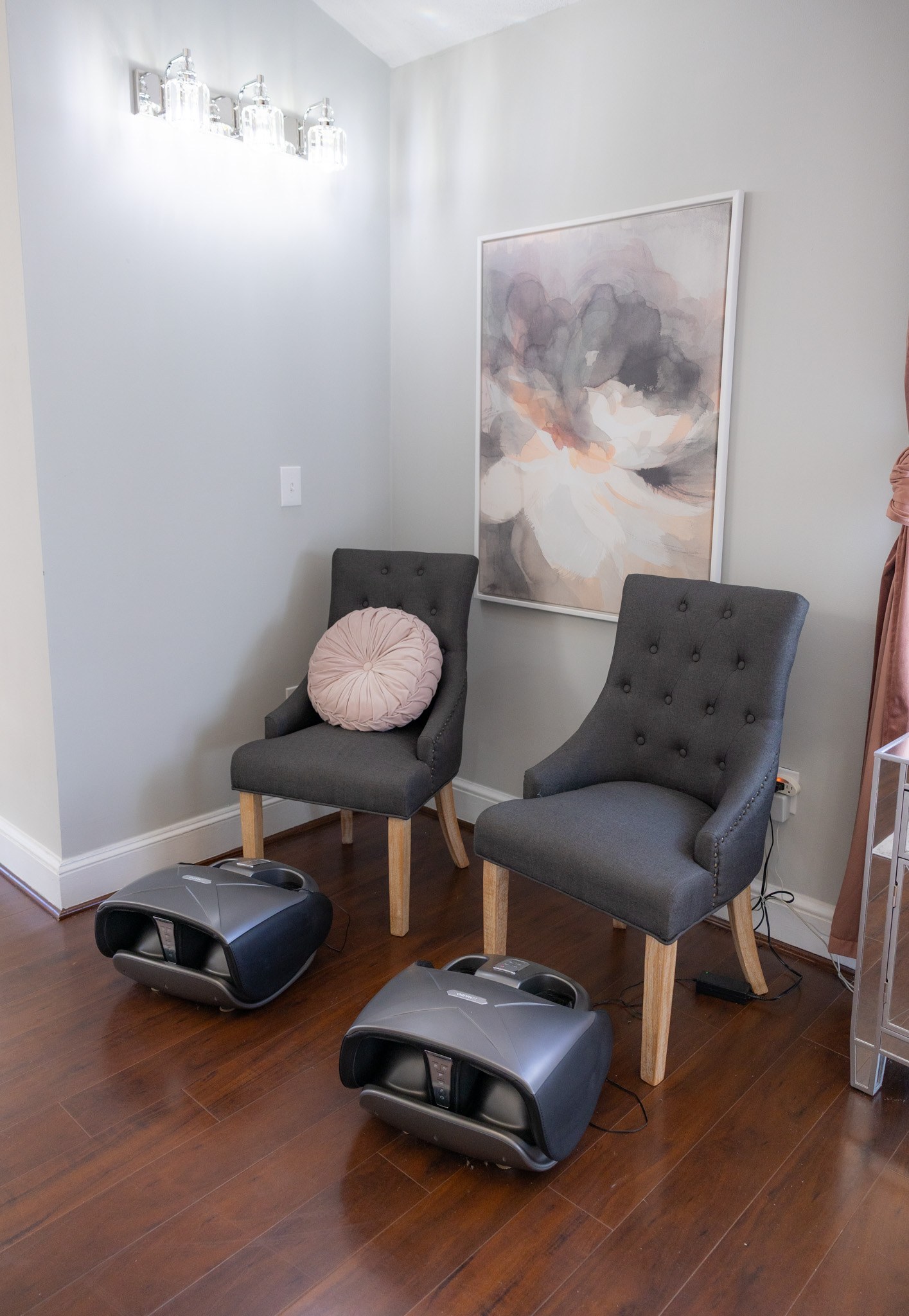 Relaxation corner with massaging foot spas